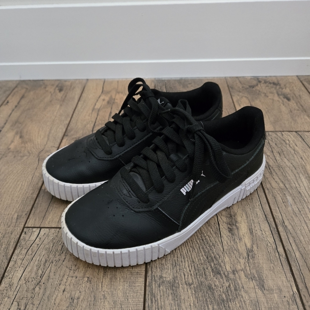 PUMA size 6 womens black/white carina sneakers